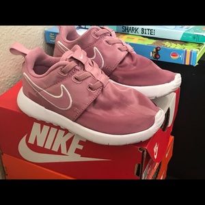 Toddler Nike Roshe One size 9c